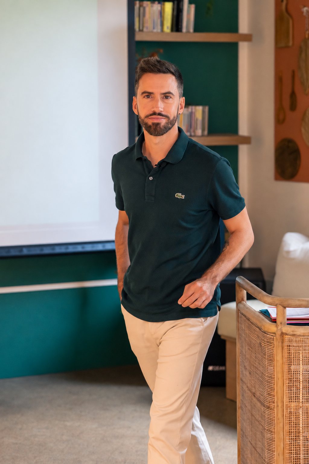 Sébastien Caradonna, en polo vert, dans une salle de formation aux murs verts et terracotta