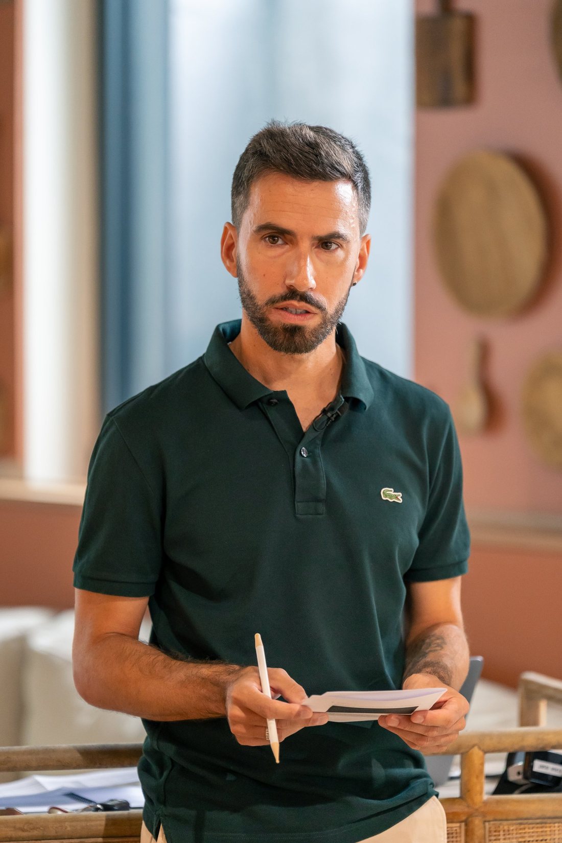 Sébastien Caradonna, un stylo et une feuille à la main, pendant une intervention