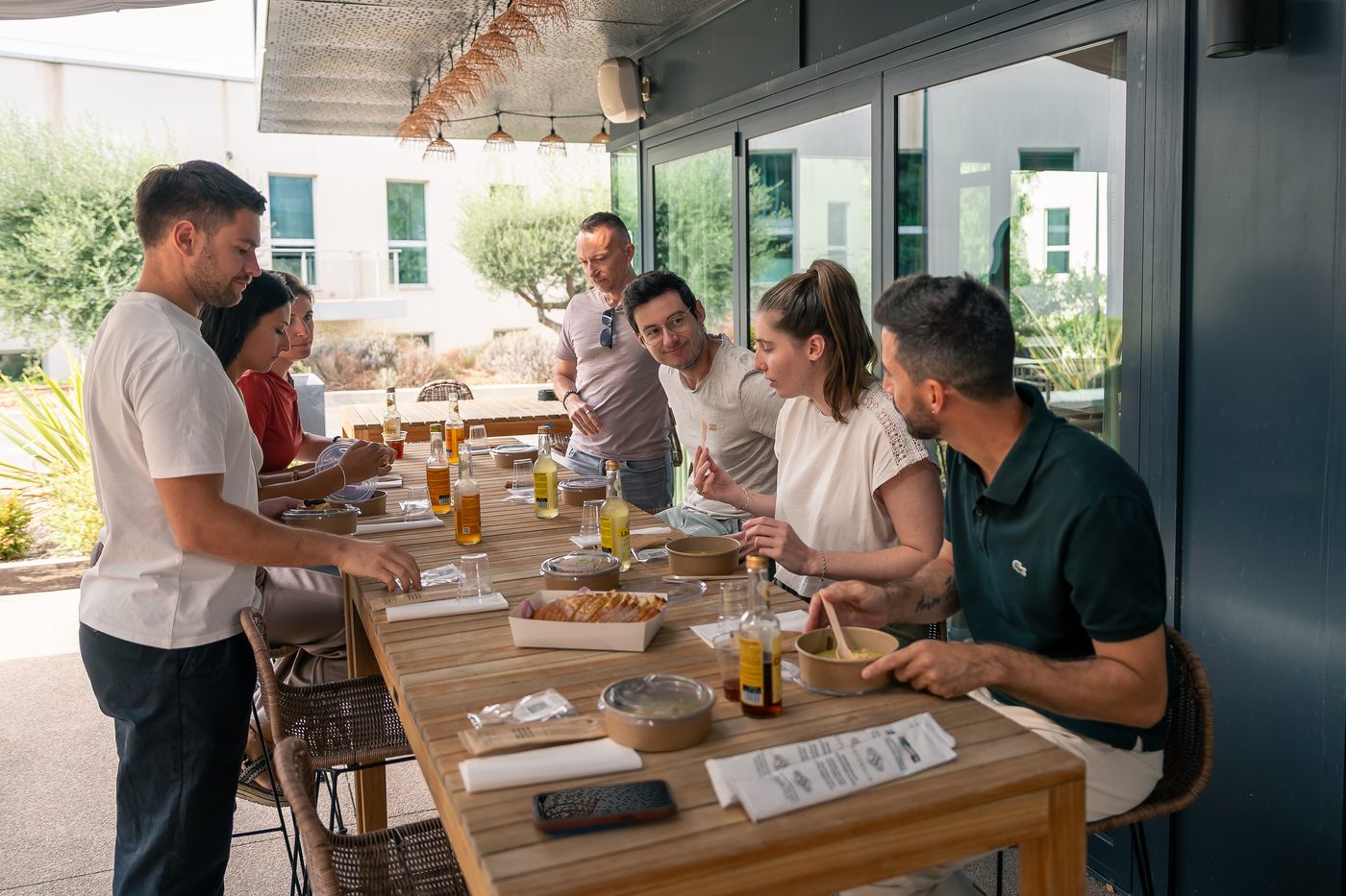Déjeuner en terrasse avec les participants du premier stage